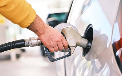Wie Sie auf hohe Treibstoffpreise reagieren und die Fuhrparkkosten senken können
